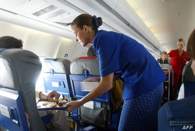 أطعمة ومشروبات ينصح مضيفو الطيران بتجنبها خلال الرحلات الجوية