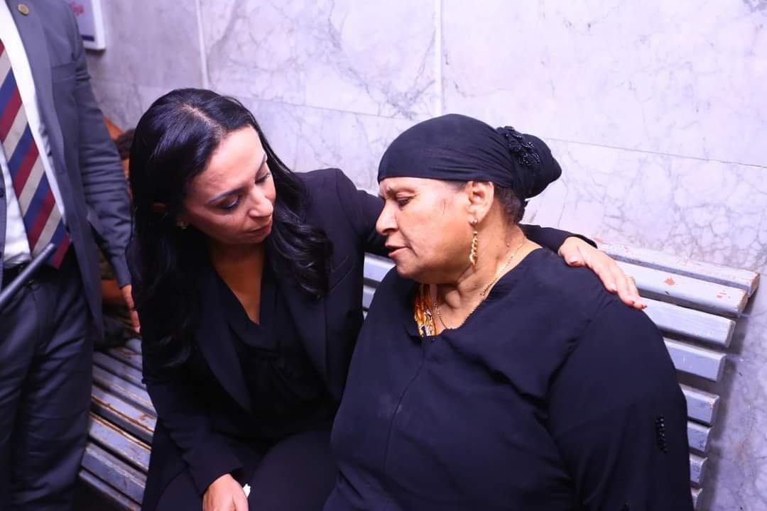 وزيرة التضامن تعزي والدة ضحايا قطار الزقازيق وترافقها لإنهاء إجراءات تصاريح دفن الضحايا