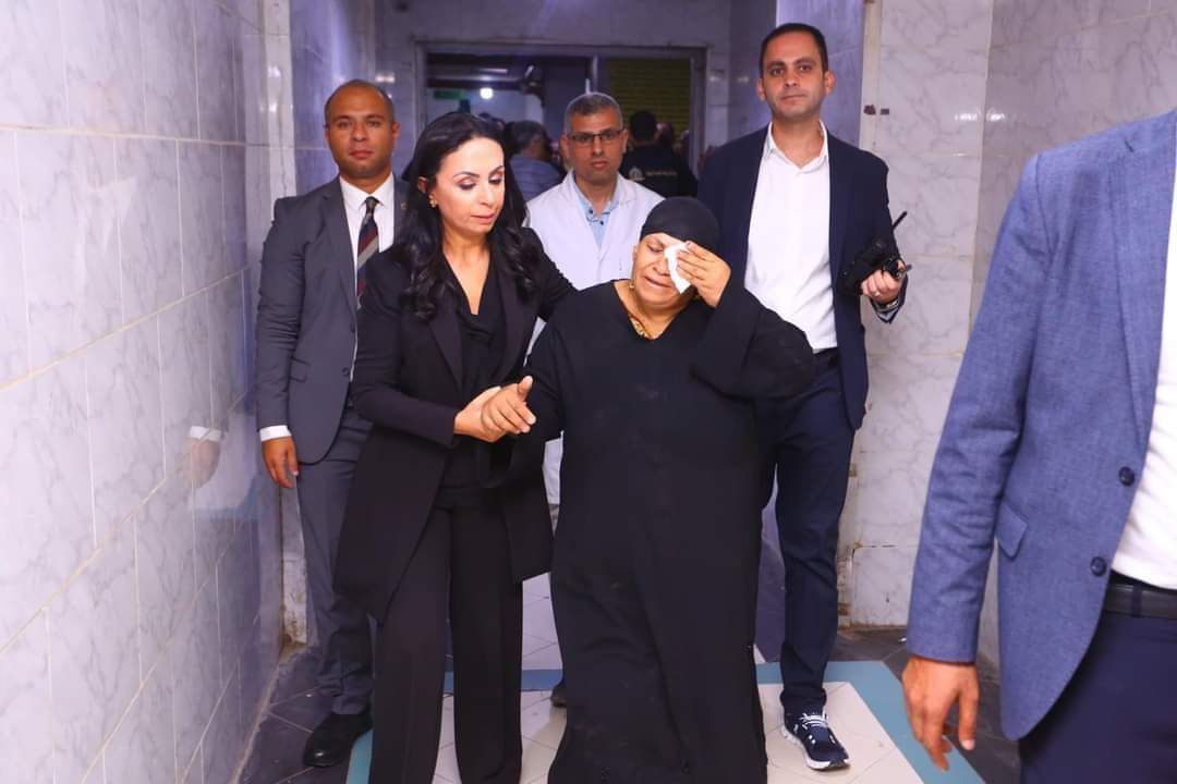 وزيرة التضامن تعزي والدة ضحايا قطار الزقازيق وترافقها لإنهاء إجراءات تصاريح دفن الضحايا
