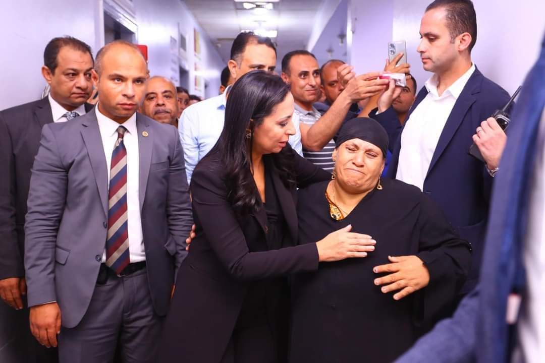 وزيرة التضامن تعزي والدة ضحايا قطار الزقازيق وترافقها لإنهاء إجراءات تصاريح دفن الضحايا