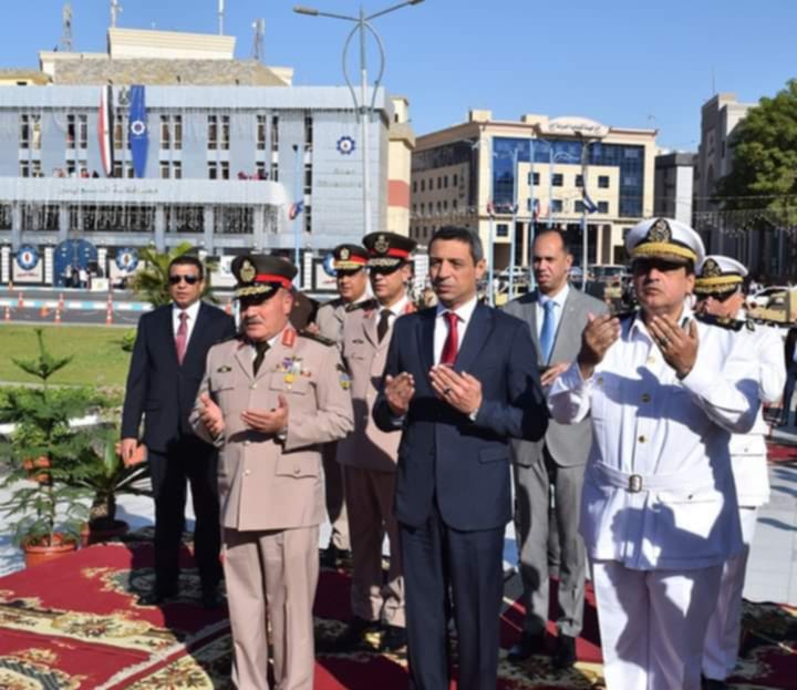 بالصور محافظ السويس وقائد الجيش الثالث ومدير الأمن يضعون أكاليل الزهور على النصب التذكاري بمناسبة ذكري انتصارات شعب السويس في 24 أكتوبر 1973 