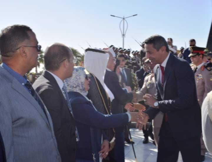 بالصور محافظ السويس وقائد الجيش الثالث ومدير الأمن يضعون أكاليل الزهور على النصب التذكاري بمناسبة ذكري انتصارات شعب السويس في 24 أكتوبر 1973 