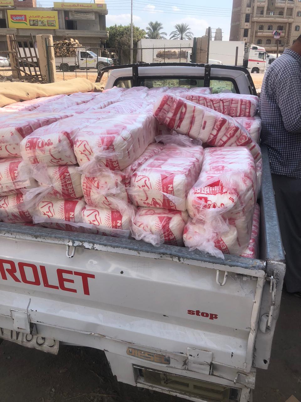 مباحث التموين بالشرقية تضبط 2 طن سكر قبل بيعهم في السوق السوداء بأبوحماد .