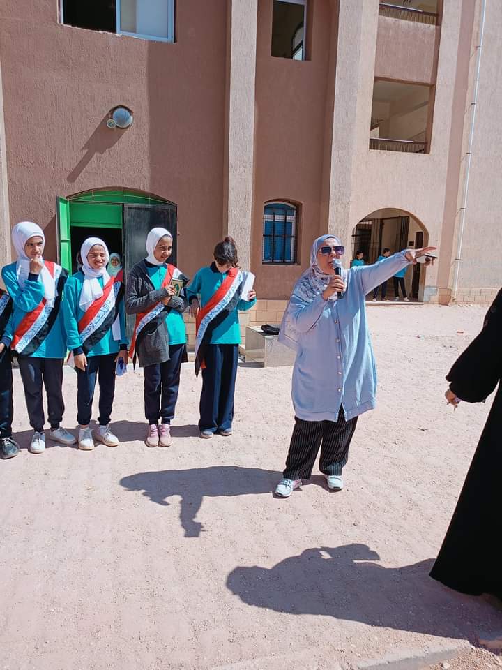 مدرسه الشهيد علاء الدين بالعاشر من رمضان: تحتفل بانتصار أكتوبر والطلاب يرفعون علم مصر