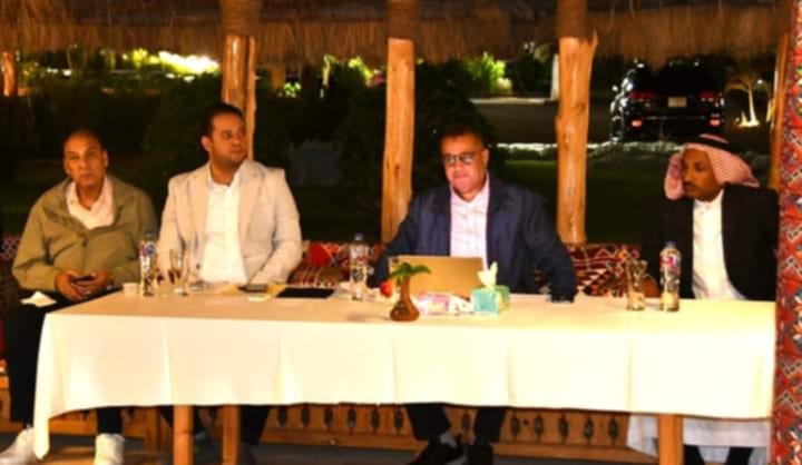 بالصور محافظ جنوب سيناء يستعرض خطط التنمية الشاملة والمستدامة مع مشايخ وعواقل مدينتي طابا ونويبع