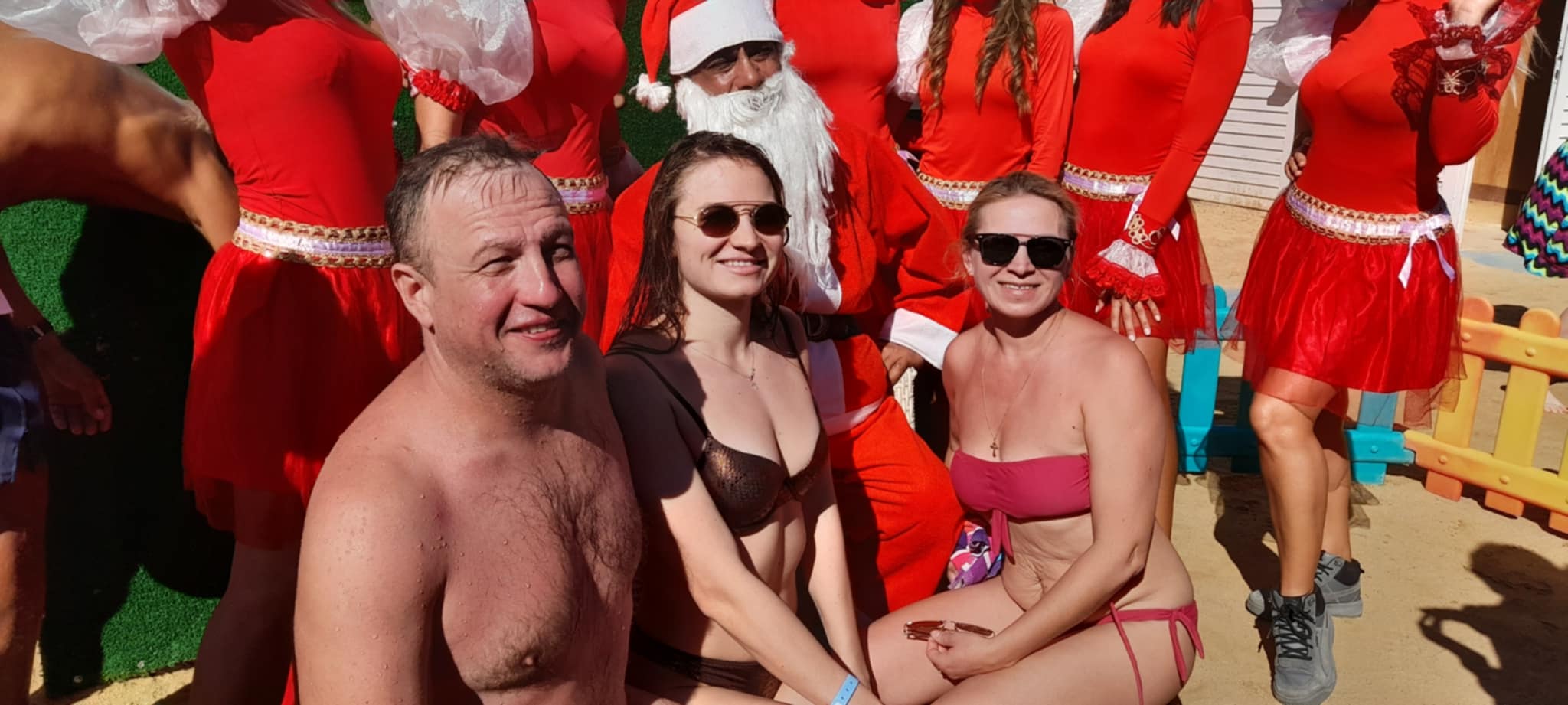 بالصور السائحين يحتفلون بعيد الهالوين بملابس البابا نويل بالمنتجعات السياحية بمدينة شرم الشيخ لجذب السائحين