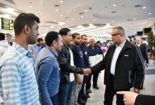 بالصور محافظ جنوب سيناء يهدي باقات الزهور لاطقم العمل بمطار شرم الشيخ الدولي ويوزع كراتين مواد غذائية وبطاطين للعمال تقديرا لدورهم المتميز في إظهار شرم الشيخ بصورة حضارية لائقة أمام السائحين والزوار من مختلف الجنسيات