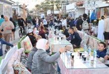 بالصور اقامة أطول مائدة إفطار على شاطئ البحر بمدينة دهب بمشاركة المئات من السائحين والمواطنين من كافة الاطياف