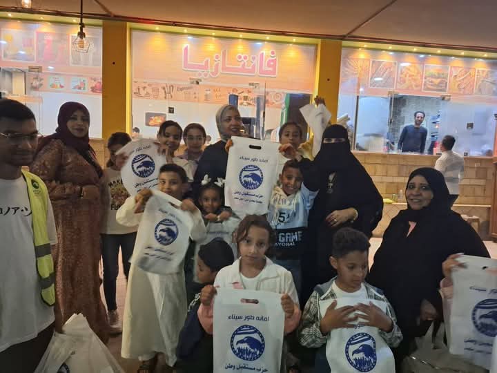 بالصور أمانة حزب مستقبل وطن بطور سيناء توزع هدايا وكعك العيد في أحياء المدينة