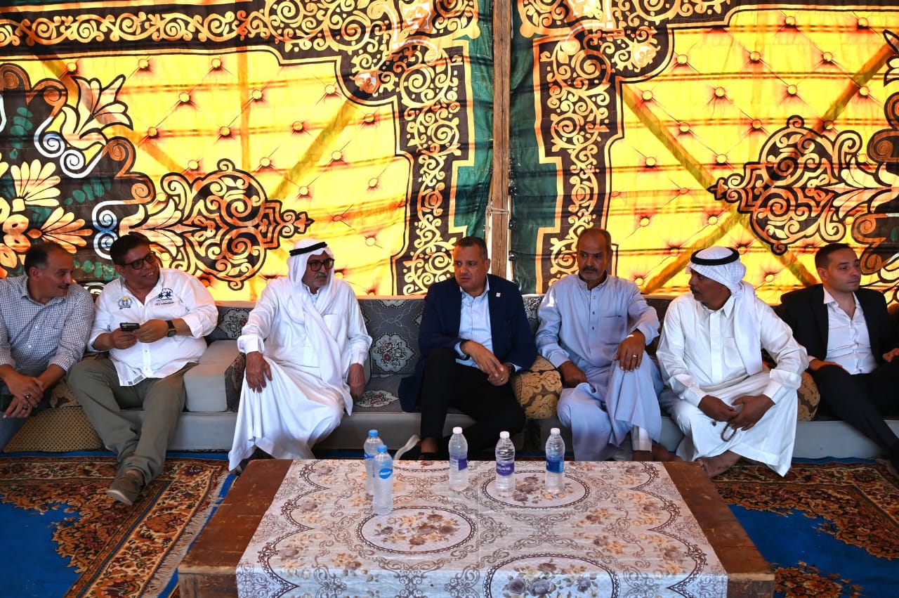 محافظ جنوب سيناء يؤدي واجب العزاء في وفاة الشيخ سليمان مدخل شيخ قبيلة العليقات بأبو زنيمة